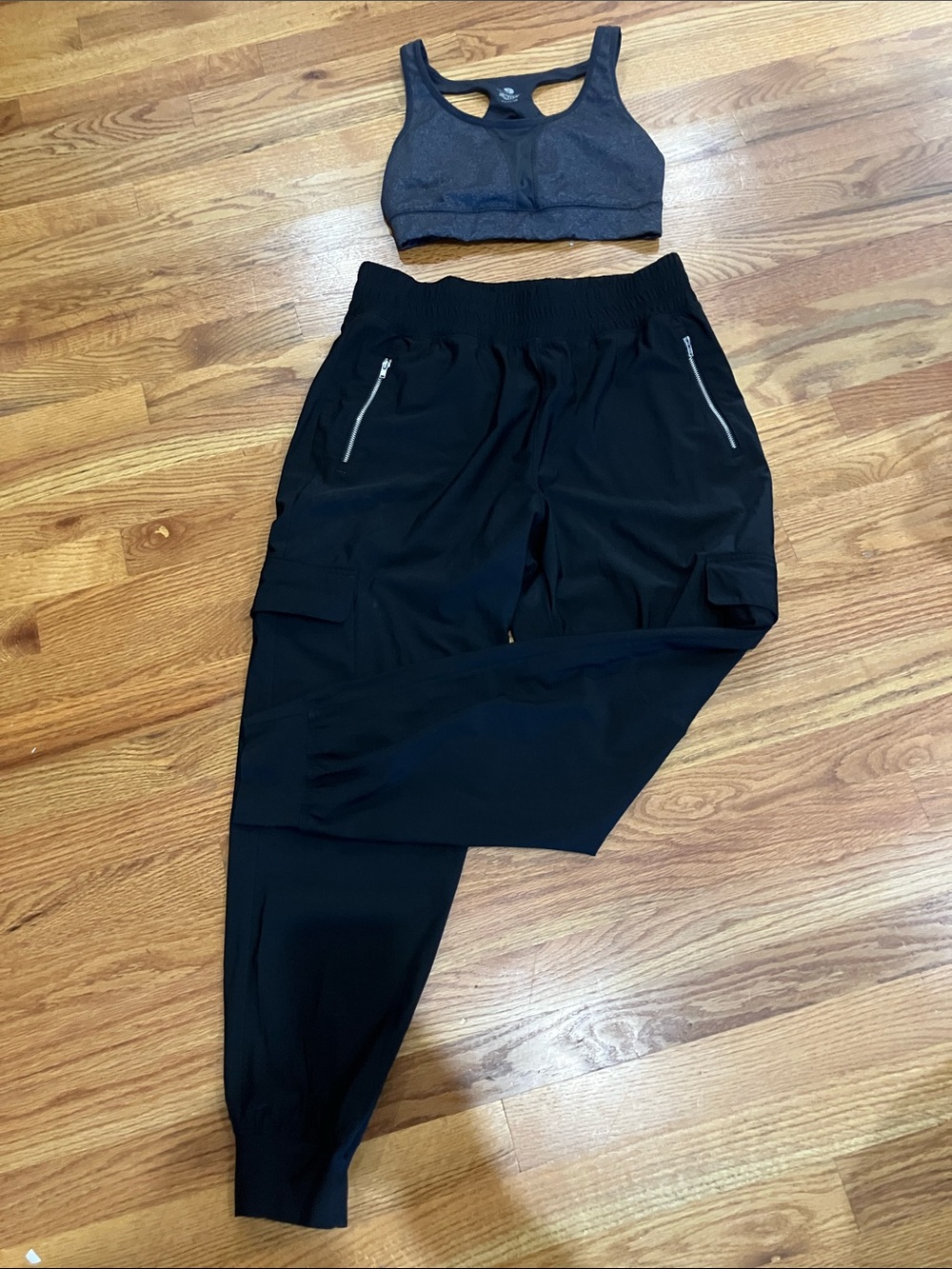 Old Navy Women’s Black Cargo Jogger with Zip Pockets and Gray Sport Bra Sz M EUC